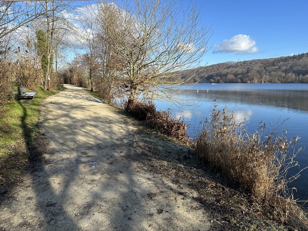 Le lac de Caniel est une base de loisir ouverte toute l'année. Une belle promenade a été aménagée autour du lac, c'est un Parcours Nature de 2 km qui permet d'observer la faune du lac et son environnement. C'est cette promenade que nous allons suivre.
