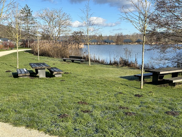 Base de loisir oblige : les tables de pique-nique ne manquent pas. C'est peut-être un circuit qu'il faut éviter à la belle saison si on aime le calme...