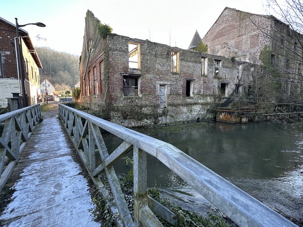 Nous traversons la Durdent au niveau des ruines de l'une des cinq filatures textiles de la vallée de la Durdent.