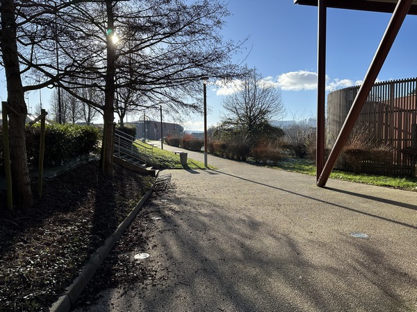 L'itinéraire évite toujours les routes, et se faufile ici le long de la piscine.