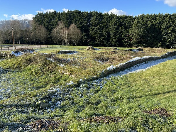 Nous passons près des vestiges de l'ancienne maison forte de Caniel (XIVe).