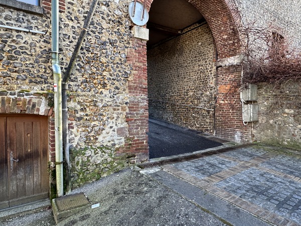 Nous entrons dans le centre ville, et allons passer ici pour entrer sur la place Robert Gabel. C'est la place de la mairie, ancienne halle à blé et aux toiles, puis caserne de cavalerie.