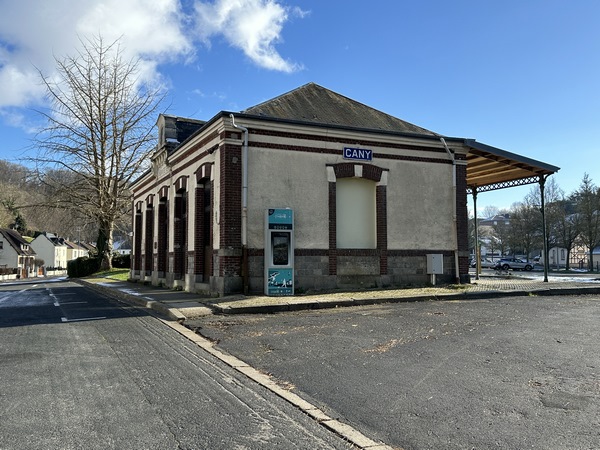 Nous retrouvons l'ancienne gare de Cany-Barville et son grand parking.