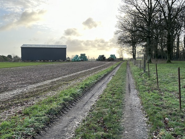 Nous quittons le bois pour traverser la plaine agricole en direction du hameau de la Cour Mont Rouge.