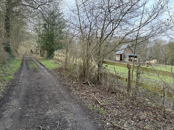 Le long chemin des Hautes Terres traverse les territoires de trois communes. Lorsqu'il arrive sur Saint-Benoît, il devient le chemin Pottier.