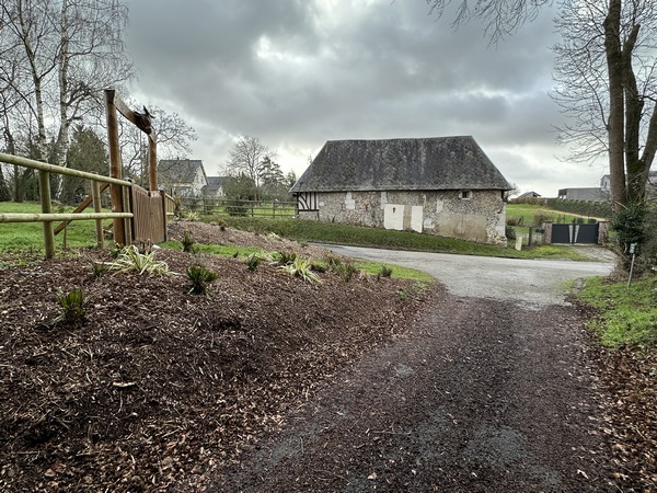 Nous quittons le chemin au niveau de la maison du Sculpteur Steve Armance. Nous allons tourner à gauche et fermer la boucle.