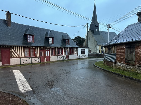 Je pars du parking de l'école. Le premier chemin commence au centre du bourg, à gauche, à quelques pas du carrefour.