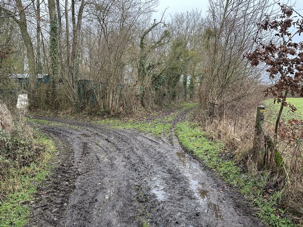 Je tourne à gauche vers Saint-Victor. La carte montre que je pourrais couper en continuant en face...