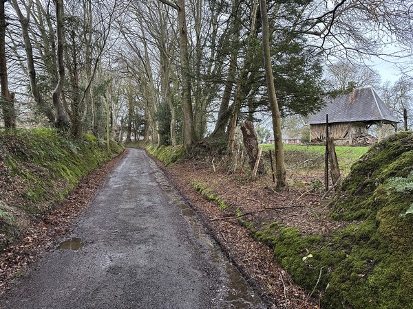 J'arrive à Saint-Victor. La pluie a cessé.
