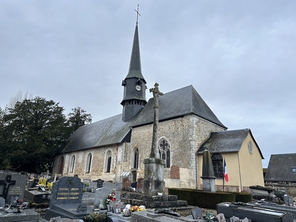 Saint-Victor est un très ancien village puisqu'il fut le centre d'un pagus, unité administrative territoriale romaine. Je longe l'église Saint-Victor (XVIe XIXe). Près de la mairie se trouve une ancienne Chambre de la Charité.