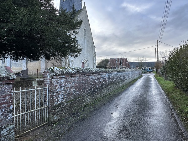 Retour à Neuville-sur-Authou par la rue de l'Eglise.