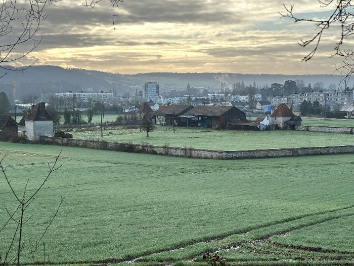 En approchant de la D313, on peut apercevoir cette vénérable ferme fortifiée de La Londe. La photo zoomée de l'album de la rando montre que des bâtiments sont proches de la ruine.
