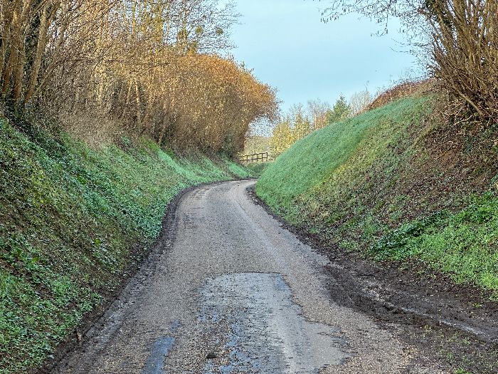 Après avoir traversé la D313, je suis cette petite route appelée Chemin du Tir.