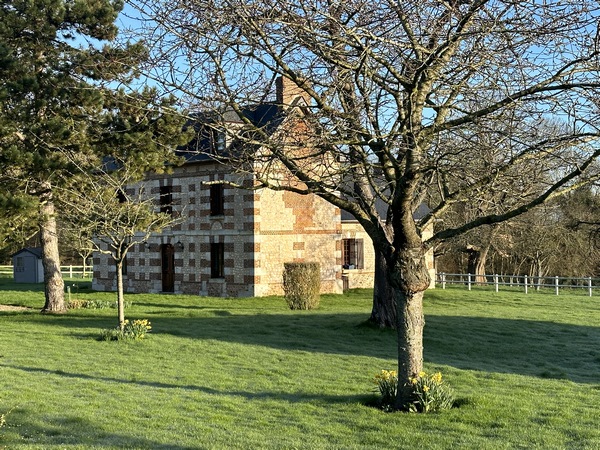 Nous partons du parking de la mairie de Mauny, et suivons la rue de Mauny en direction du nord. (Le départ officiel de ce circuit est au Gîte du Panorama à Barneville)