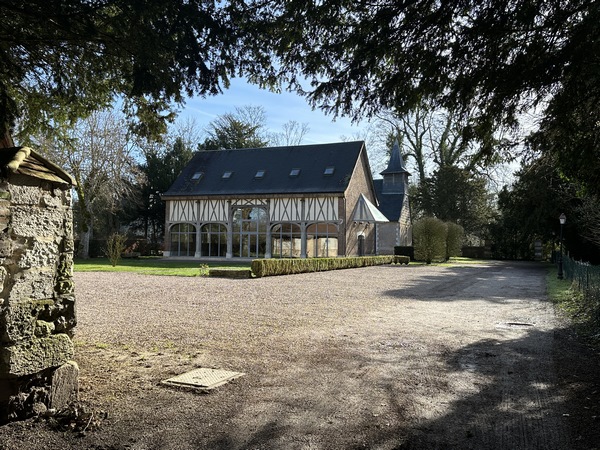 Nous montons la Côte de Mauny, et entrons dans le village par la rue du Pressoir. Nous longeons ici le Parc de l'Eglise, où se trouve l'église St-Jean-Baptiste, derrière une belle salle de réception.