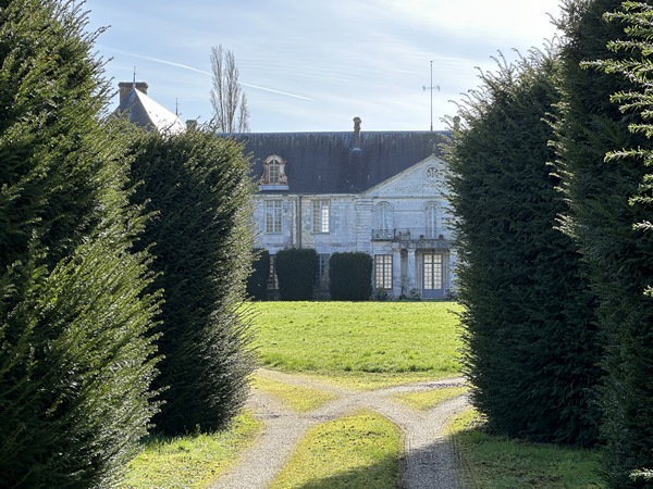 Le château est peu visible depuis la rue. Nous sommes à quelques mètres du parking de la mairie, point de départ de notre circuit.