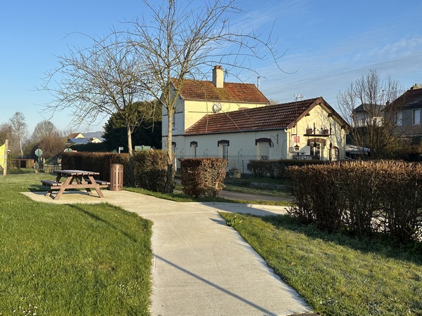 Nous partons du petit parking de la Voie Verte, et rejoignons l'ancienne ligne Neufchâtel - Dieppe pour la suivre vers l'est.