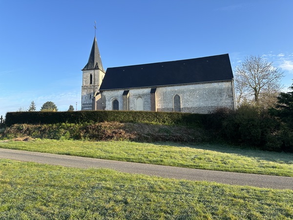 Nous longeons l'église Saint-Nicolas. Du château de la baronnie de Dampierre, il ne reste que la porte, que nous apercevrons dans notre descente du Pimont.