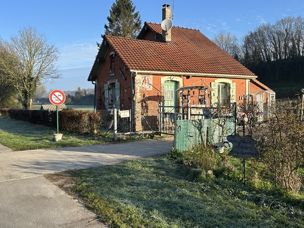 La maison de garde du PN 98 a perdu de sa superbe (Voir la photo rando Meulers 2011). C'était un poste de garde barrière qui n'ouvrait que sur des champs ! Belle époque !