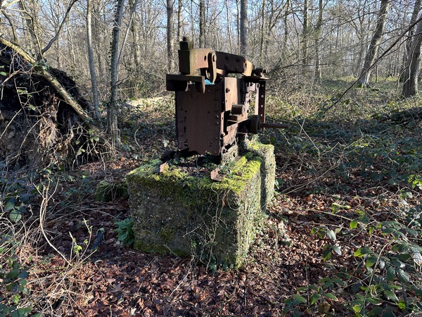 Curieuse machine au bord du chemin. Un ancien treuil à grumes ?
