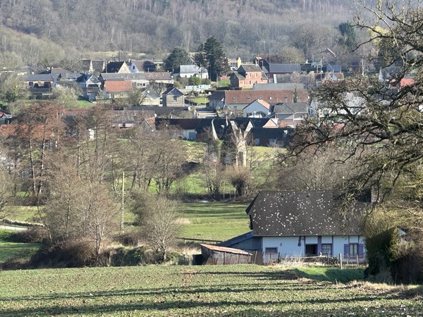 Nous apercevons au loin la porte de l'ancien château de Dampierre. (cf photo grand format dans l'album). Faute d'entretien, ce dernier vestige ne durera pas bien longtemps.