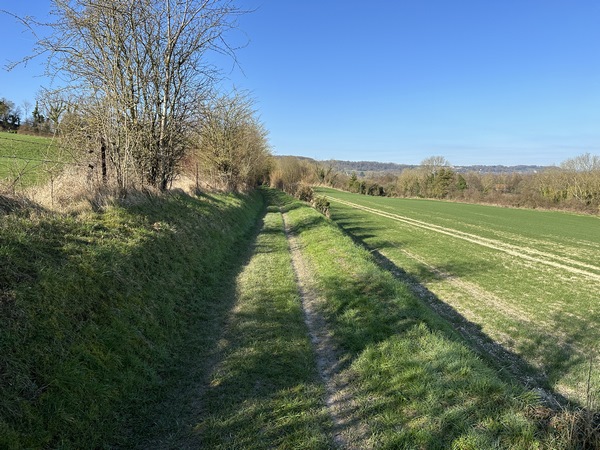 Nous suivons maintenant le charmant chemin du Val Aubin qui avance en balcon au-dessus de la vallée.