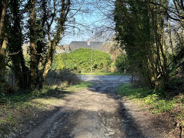 Nous arrivons sur la D149, nous allons la prendre à gauche sur 300 mètres.