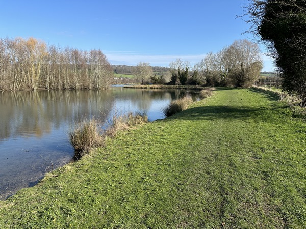 Nous arrivons sur la promenade aménagée le long des étangs de St-Aubin-le-Cauf.