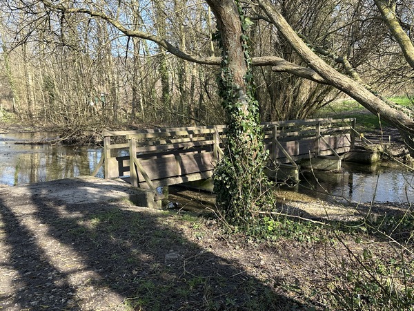 Nous traversons le ruisseau des Fontaines sur cette passerelle.