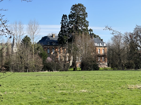Sur notre gauche, on aperçoit la Chatellenie, château du XVIIIe siècle, édifié sur les fondations d'un château féodal du XIe.