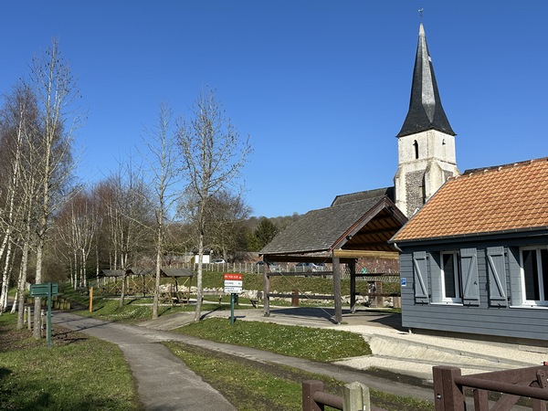 A l'entrée de Saint-Aubin, on peut voir un abri, une aire de pique-nique, une station de gonflage, le long de la Voie Verte.