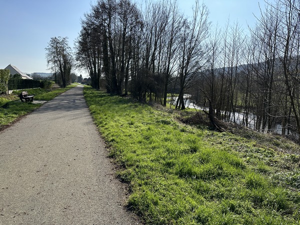 Nous fermons la boucle sur la Voie Verte, le long de la Béthune. Très belle randonnée.