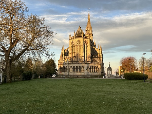 Je pars de la place G. Loquet, et longe la basilique Notre-Dame de Bonsecours (XIXe), église dont le recteur est une religieuse de la congrégation des Sœurs de la Présentation de Marie.