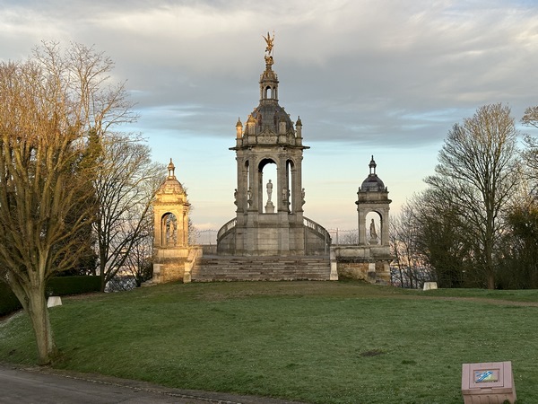 Je longe le monument Jeanne d'Arc (1882) qui domine la ville où la sainte fut brûlée.