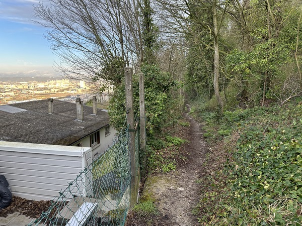 La sente des Tilleuls se prolonge en chemin le long de la corniche (GR2).