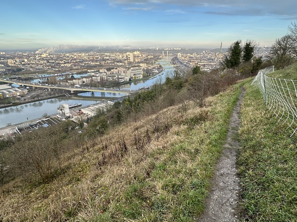Le chemin de la corniche offre une vue imprenable sur la Seine et sur la rive gauche de Rouen.