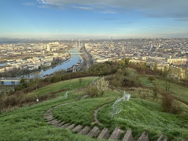 Le chemin rejoint le belvédère de la côte Sainte-Catherine, plus beau panorama sur le cœur de Rouen. Un projet de revalorisation va bientôt modifier cet endroit.