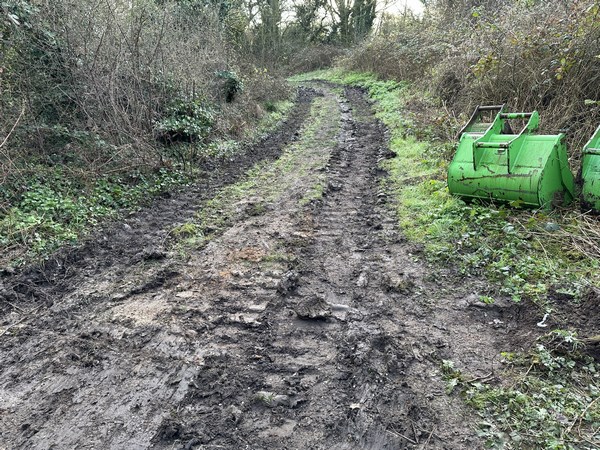 Les véhicules du chantier archéologique ont labouré les chemins, mais rien de trop méchant.