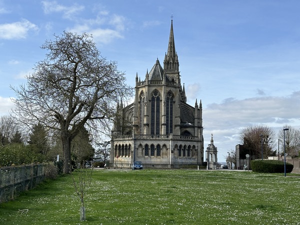 Je pars de la place G. Loquet, et longe la basilique Notre-Dame de Bonsecours (XIXe) en direction du GR2.