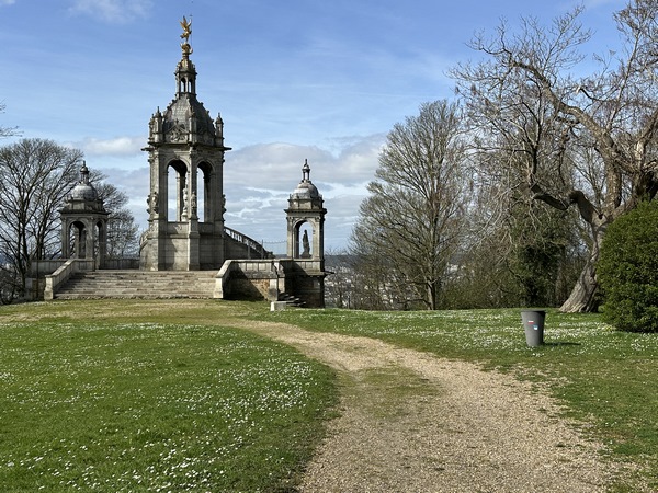 Au niveau du monument Jeanne d'Arc (1882), on peut remarquer la balise rouge et blanche du GR2 sur le poteau au bord du chemin.