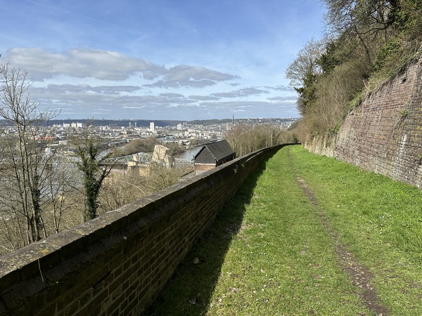 La promenade de l'ancien tramway bénéficie des ouvrages d'art de l'époque et offre aux promeneurs plusieurs points de vue sur Rouen et la Seine.