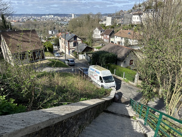 Peu après que la ligne de l'ancien tramway ait rejoint la rue du Gal Leclerc, un escalier permet de rejoindre la rue de Thuringe.