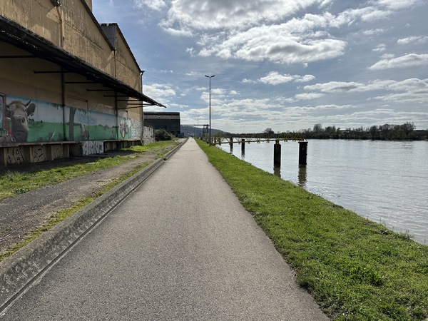Nous allons suivre le quai Lescure jusqu'à Amfreville-la-Mi-Voie.