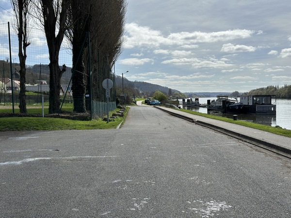 A Amfreville, il faut quitter le quai Lescure pour rejoindre le parc Lacoste.