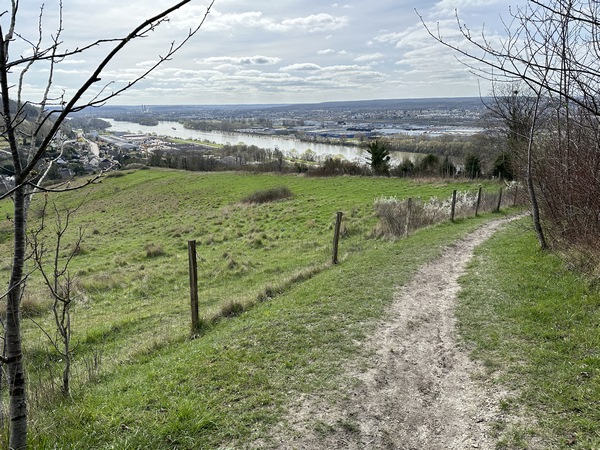 Regard arrière sur la vallée depuis la sente du Mont Auger.