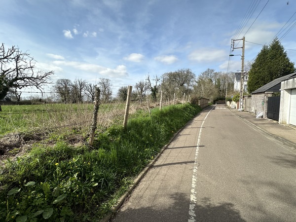 La rue Léon Lebourgeois longe les champs et vergers de la dernière ferme de Bonsecours. Actuellement en ZAC, ces terrains font baver de nombreux promoteurs. (cf fermedebonsecours.org)