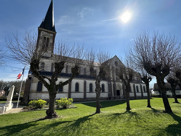 Le circuit commence sur le parking de la mairie, au pied de l'église Saint-Jacques (XIXe).
