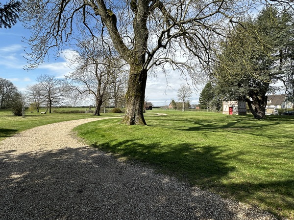 Traversée du charmant Parc de la Mairie. Le parc est d'accès libre, quelle que soit l'heure.