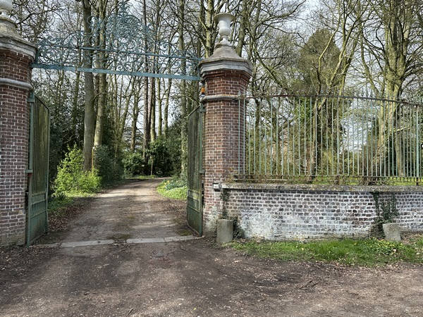Entrée de manoir, rue des Canadiens, à Quévreville.