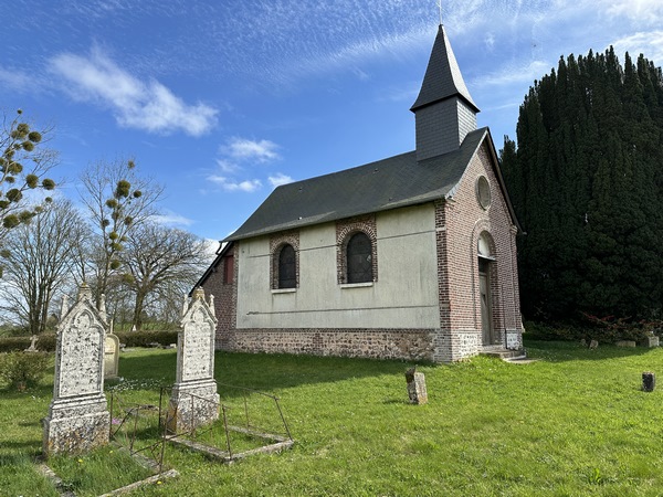 Nous faisons un petit aller-retour jusqu'à la chapelle Notre-Dame (XIXe), qui a bénéficié de travaux de restauration récents. Le cimetière a été déplacé, mais restent des pierres tombales et chapelles funéraires du XIXe siècle.